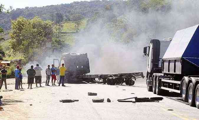 Caminho-tanque explodiu durante a noite de domingo e chamas atingiram residncias(foto: Beto Magalhes/EM/D.A.Press)