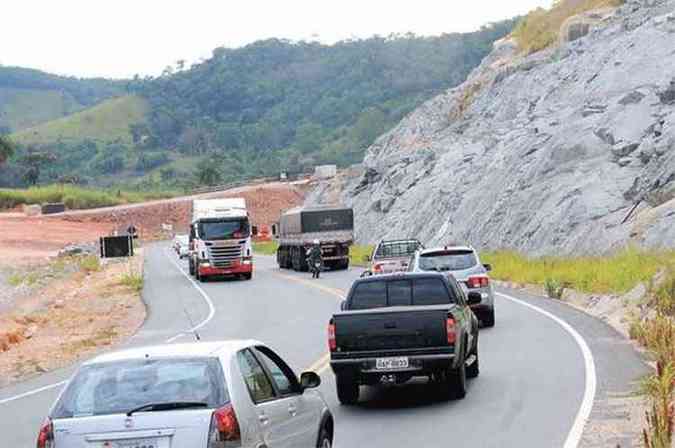 Obras paradas na BR-381: at mesmo a Rodovia da Morte poderia ter sua duplicao concluda caso os recursos para investimentos em infraestrutura existissem em caixa (foto: Paulo Filgueiras/EM/D.A Press)