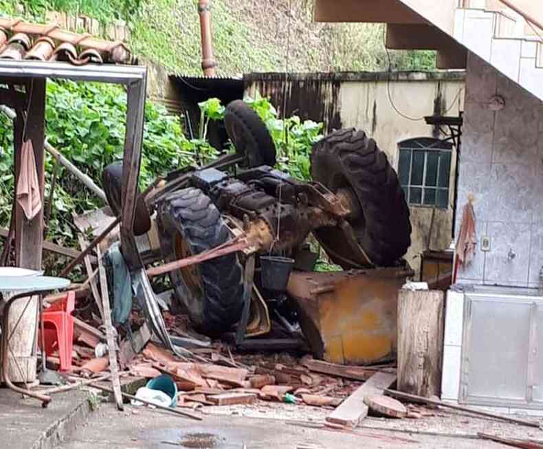 Retroescavadeira despencou de um barranco para a rea de uma casa em Sabar, na RMBH. Operador morreu. Por pouco, a residncia no teve as estruturas abaladas(foto: CBMG/Divulgao)