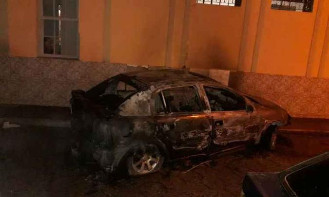 Chamas espalharam rapidamente pelo veículo(foto: Corpo de Bombeiros/Divulgação) Chamas espalharam rapidamente pelo veículo(foto: Corpo de Bombeiros/Divulgação)
