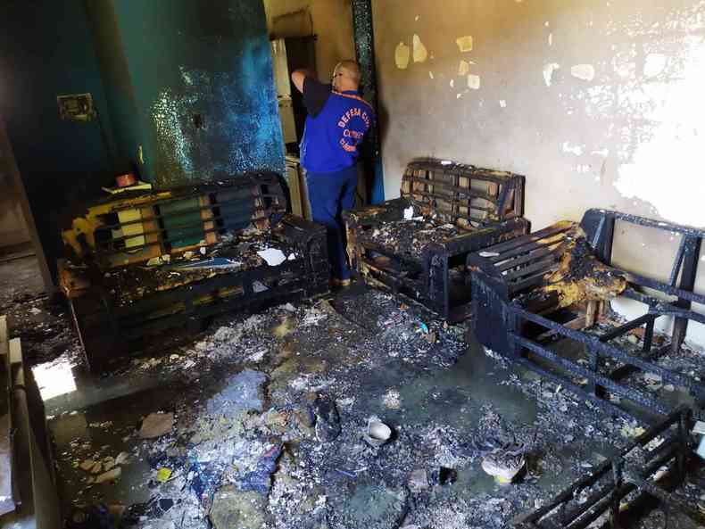 O incndio comeou na sala, onde havia trs sofs e um colcho(foto: Corpo de Bombeiros/Divulgao)