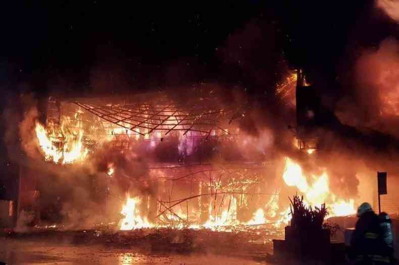Imagem mostra as altas chamas do incndio que destruiu um edifcio na cidade de Kaohsiung, sul de Taiwan