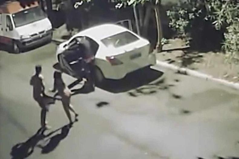 Imagem do vdeo mostra casal j do lado de fora do carro