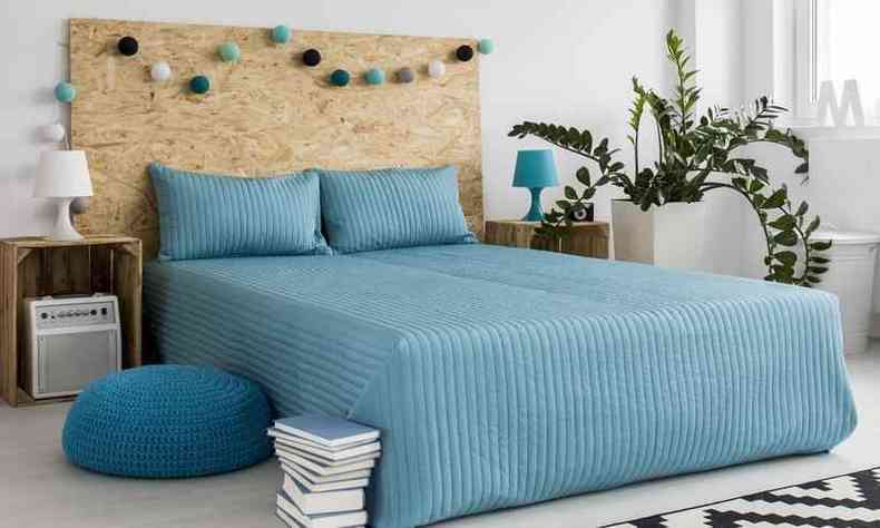 cama com colcha azul