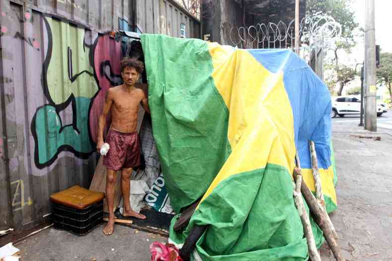 'Alexandre Cota Ferreira, de 46 anos, 'mora' há pelo menos três anos com a mulher na esquina da Praça Raul Soares com a Avenida Bias Forte, sob a bandeira do Brasil(foto: Jair Amaral/EM/DA Press)
