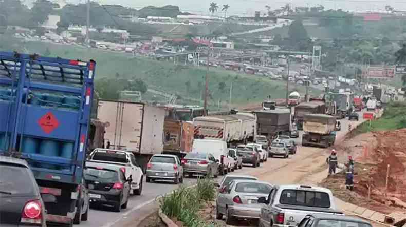 Rodovia BR-381 trfego pesado de carros e caminhes em trecho de engarrafamento e obras no acostamento