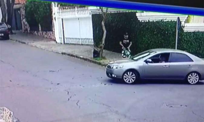 Vídeo obtido pela PM mostra um dos assaltantes invadindo um carro em movimento. Motorista perde o controle e bate em portão(foto: Reprodução da internet/Youtube/PM Divulgação) Vídeo obtido pela PM mostra um dos assaltantes invadindo um carro em movimento. Motorista perde o controle e bate em portão(foto: Reprodução da internet/Youtube/PM Divulgação)