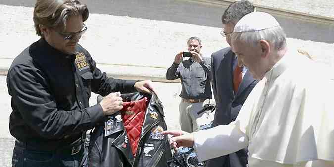 Em junho do ano passado, o papa se encontrou com motociclistas na Praa So Pedro(foto: Obsservatore Romano/ Reuters)
