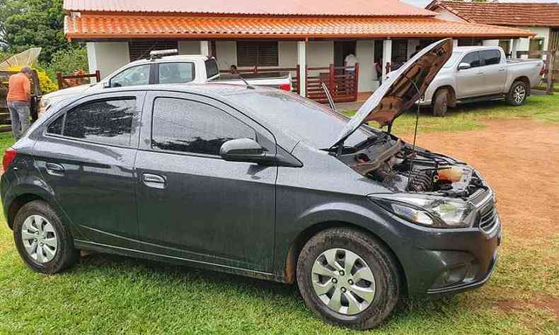 Carro abandonado pelos ladres era roubado