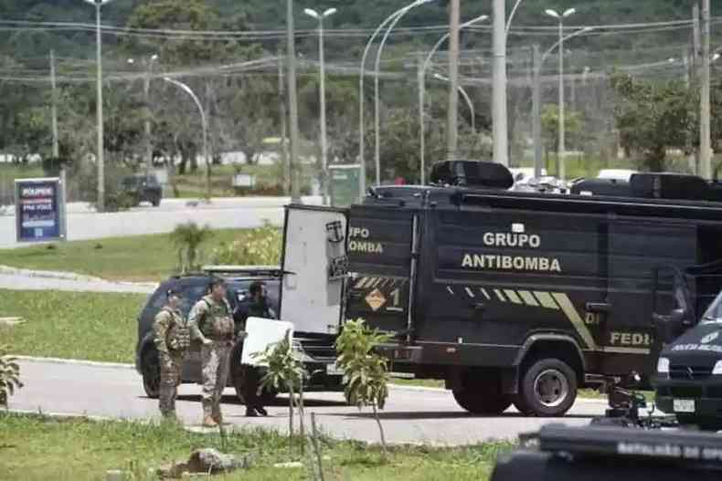 Caminho da polcia durante desarme de bomba