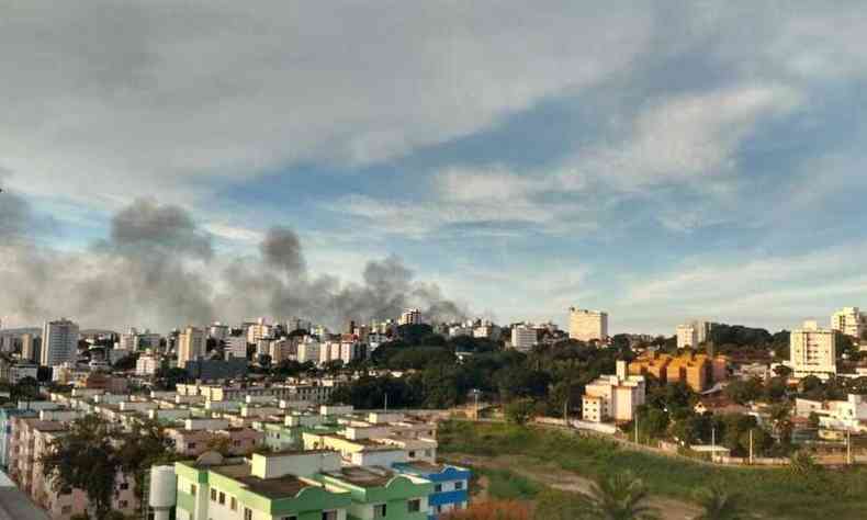 Fumaa foi provocada pela queima de plstico em um lote vago na Regio Norte de BH (foto: Rafael Alves/EM/DA Press)