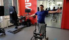 Homem com pernas paralisadas consegue andar graas a implante
