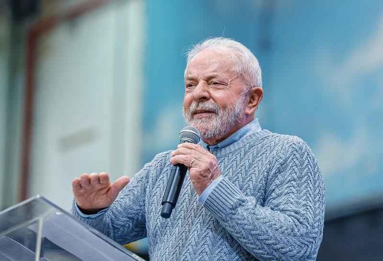 Lula fala ao microfone, em Curitiba