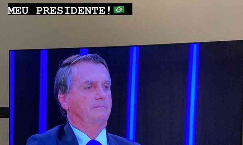 Foto da imagem da TV com Bolsonaro na entrevista e a legenda 'meu presidente' 
