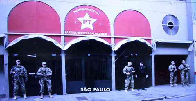 A Polcia Federal cumpre mandado de busca e apreenso como parte da Operao Custo Brasil na sede do Partido dos Trabalhadores, em So Paulo(foto: Rovena Rosa/Agncia Brasil)