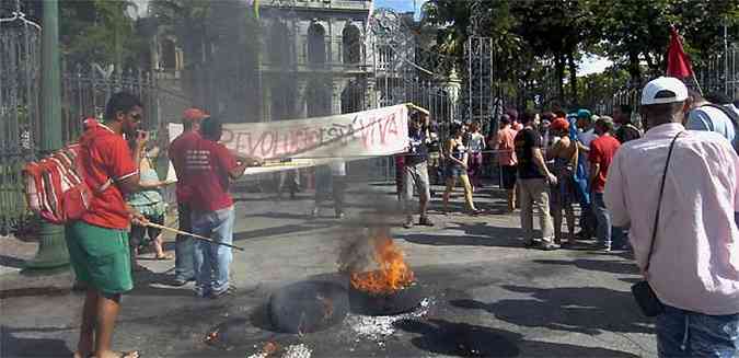 Manifestantes atearam fogo em pneus em frente ao Palcio da Liberdade(foto: Cristina Horta/EM/D.A Press)