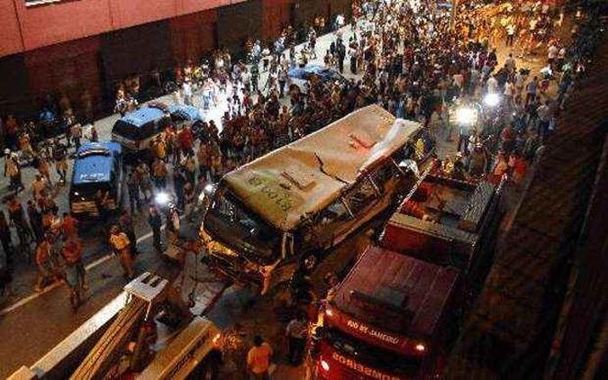 Opera��o foi motivada por acidentes como o ocorrido na Avenida Brasil (foto), em abril(foto: REUTERS/Sergio Moraes)