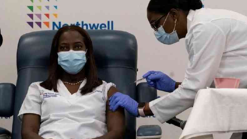 'Quero reforar a confiana do pblico de que a vacina  segura', afirmou a enfermeira Sandra Lindsay, primeira vacinada contra covid-19 nos EUA(foto: MARK LENNIHAN/POOL VIA REUTERS)