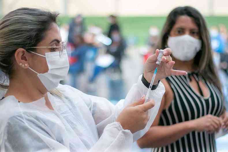 Imunizao por idade para faixas etrias de 46 e 45 anos est condicionada  chegada de novas doses enviadas pelo governo do Estado(foto: Prefeitura de Arax / Divulgao)