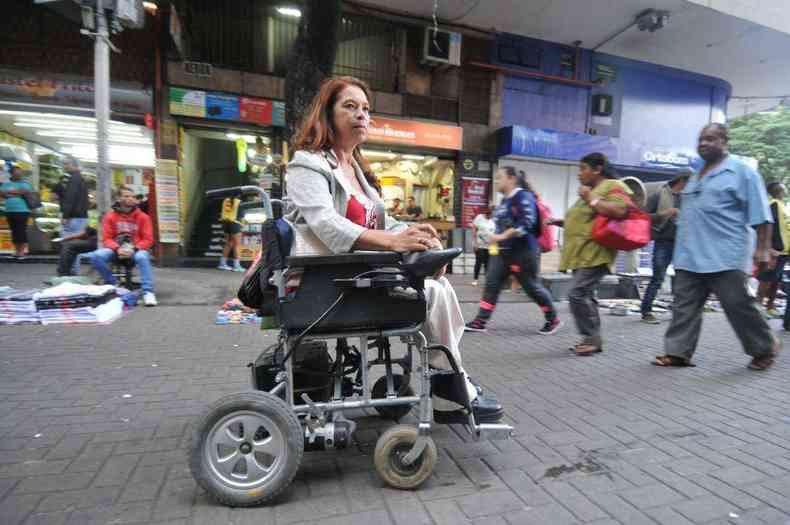 Terezinha Rocha, de 61 anos: 'Antes ningum sabia lidar com um deficiente. No existamos. Mas falta melhorar muito'(foto: Alexandre Guzanshe/EM/D.A Press)
