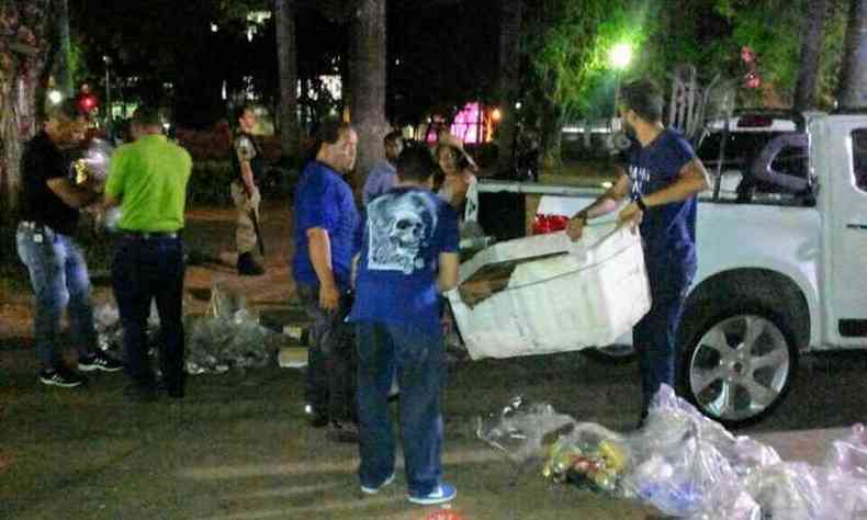 Fiscais da prefeitura apreenderam caixas de isopor e carrinhos de bebida e churros(foto: Divulgao PMMG)