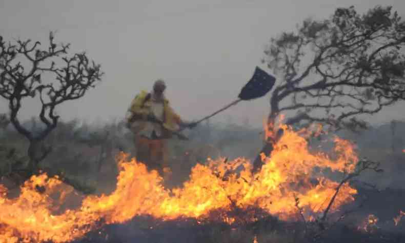 Imagem mostra brigadista combatendo o fogo na Serra do Cip
