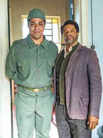 O ator Matheus Dias, com roupa de pracinha, ao lado do ator Luciano Quirino em cena da novela Alm da iluso
