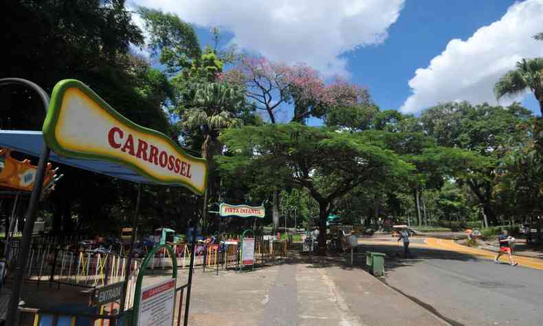 carrossel no parque municipal 