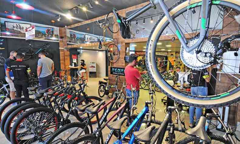 Enquanto outros segmentos amargam dvidas e problemas sem precedentes, em lojas especializadas de bicicletas o volume de clientes aumentou(foto: Leandro Couri/EM/D.a press)