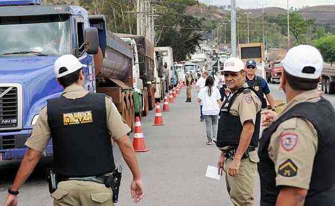 Caminhoneiros foram parados por policiais e fizeram fila ao longo da via(foto: Gladyston Rodrigues/EM/D.A.Press)