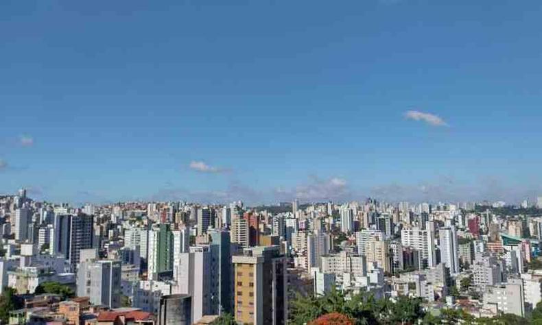Vista de Belo Horizonte com cu azul