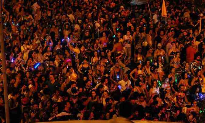 Bloco Chama o Sndico reuniu milhares de pessoas em rea de grande movimentao da cidade a partir das 19h(foto: Marcos Vieira/EM/D.A PRESS)