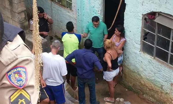 PM investiga circunstâncias da execução, que ocorre em uma casa na Rua Eli Pinheiro (foto: Jair Amaral/EM/D.A Press) PM investiga circunstâncias da execução, que ocorre em uma casa na Rua Eli Pinheiro (foto: Jair Amaral/EM/D.A Press)