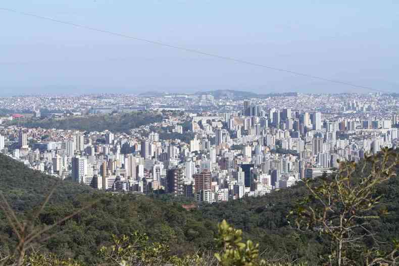 Serra do Curral com Belo Horizonte ao fundo