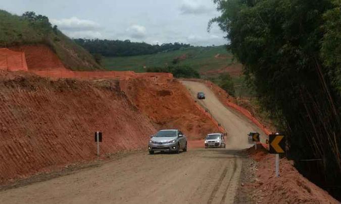 Construção de variante permite a passagem dos veículos(foto: DEER/Divulgação) Construção de variante permite a passagem dos veículos(foto: DEER/Divulgação)