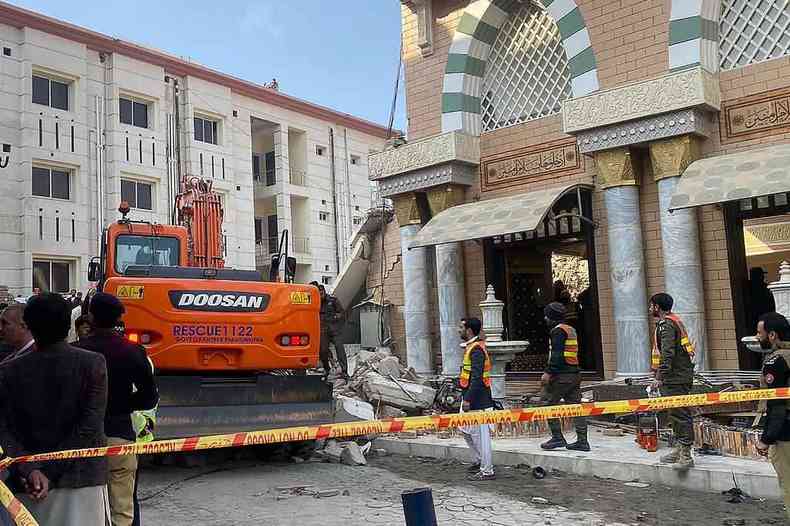 Mesquita atingida por exploso