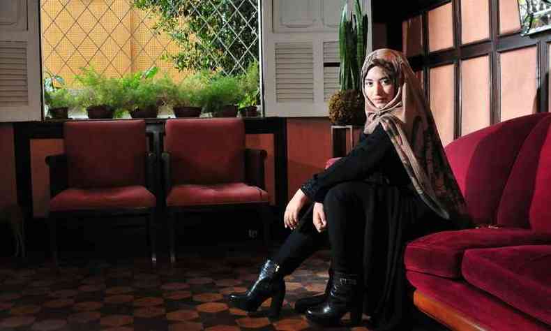 'O hijab (vu) que usamos  muito mais que uma vestimenta, ele simboliza a modstia', Imane el Khal, 20 anos, designer de interiores