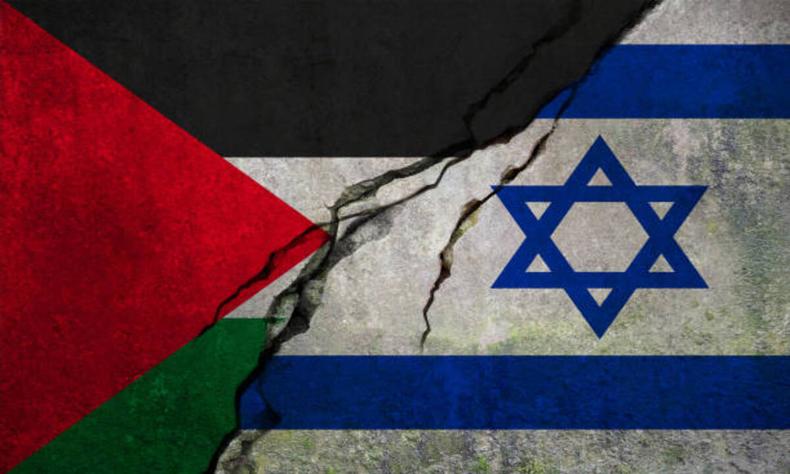 bandeira dividida ao meio pela diagonal por uma rachadura, tendo a metade de cima parte da bandeira da Palestina em vermelho, preto, branco e verde e na parte de baixo a bandeira de Israel em azul e branco, com a estrela de Davi. 