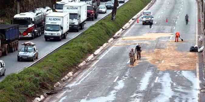 Com pistas fechadas, motoristas tiveram que suportar via marginal parada(foto: Edsio Ferreira/EM/D.A Press)