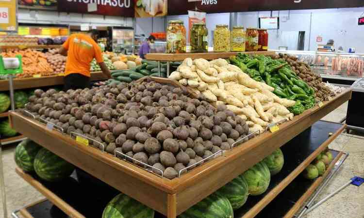 Legumes e frutas  venda em supermercado 