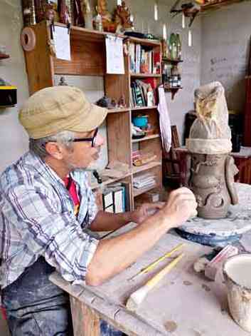 Armando Ribeiro produzindo cermica em seu atelier