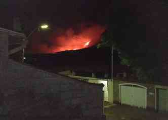 Fogo na serra de Ouro Branco visto da cidade. Chamas ardem desde sexta-feira(foto: Hugo Grochoeller)