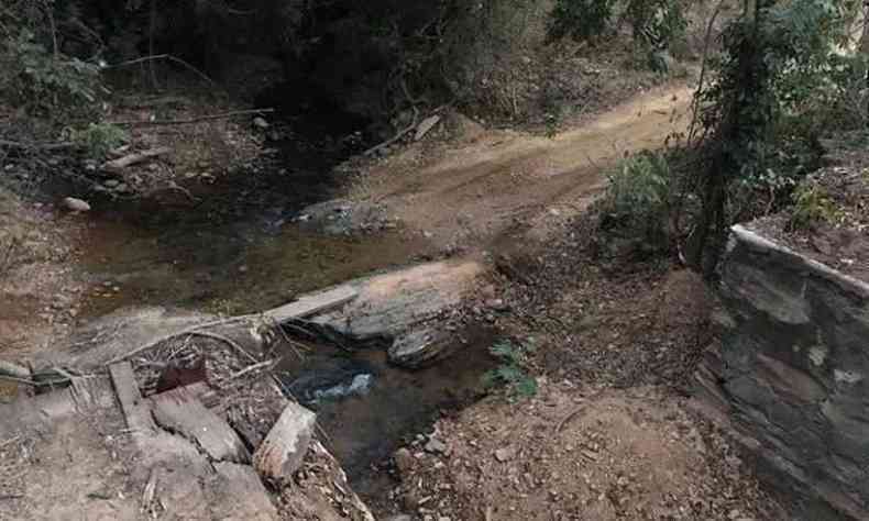 A ponte fazia a ligao da estrada s comunidades rurais(foto: Reproduo Facebook)