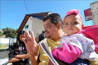 Warley, com a filha Al�xia, precisou pagar por um ultrassom para a mulher que se sentia mal. Foi quando o casal descobriu a gravidez(foto: Beto Novaes/EM/D.A Press)