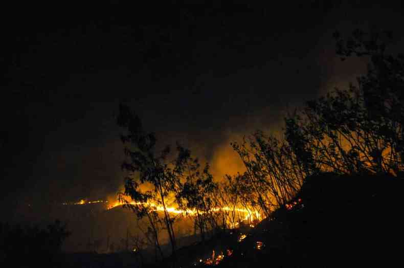 O incêndio na Serra do Cipó começou no último domingo(foto: Leandro Couri/EM/D. A. Press)