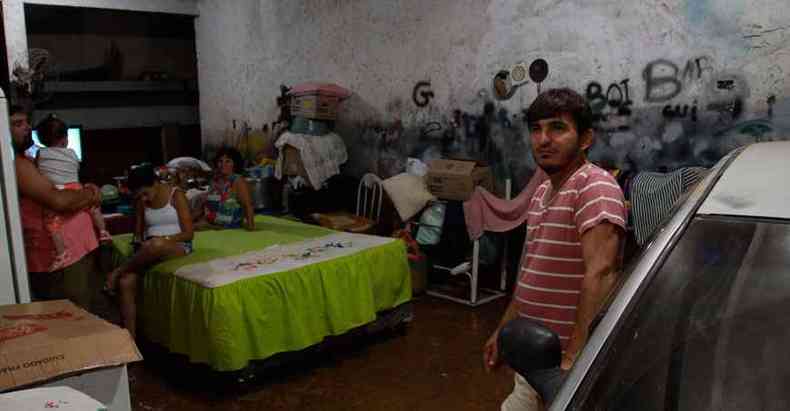 Lanterneiro Carlos Tanz teve que improvisar uma moradia para a famlia na garagem onde funcionava sua oficina (foto: Edsio Ferreira/EM/D.A Press)