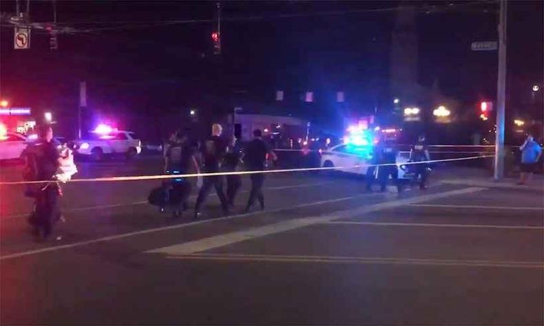Policiais no local do crime em Ohio(foto: DEREK MYERS / @DEREKMYERS TWITTER ACCOUNT / AFP )