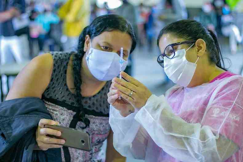 Pessoas de 32 anos recebem a primeira dose em Arax nesta sexta-feira (13/8), no Sesc(foto: Prefeitura de Arax / Divulgao)