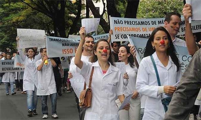 Em maio, uma manifesta��o reuniu Cerca de 70 estudantes de medicina em Belo Horizonte (foto: Cristina Horta/EM/D.A Press)
