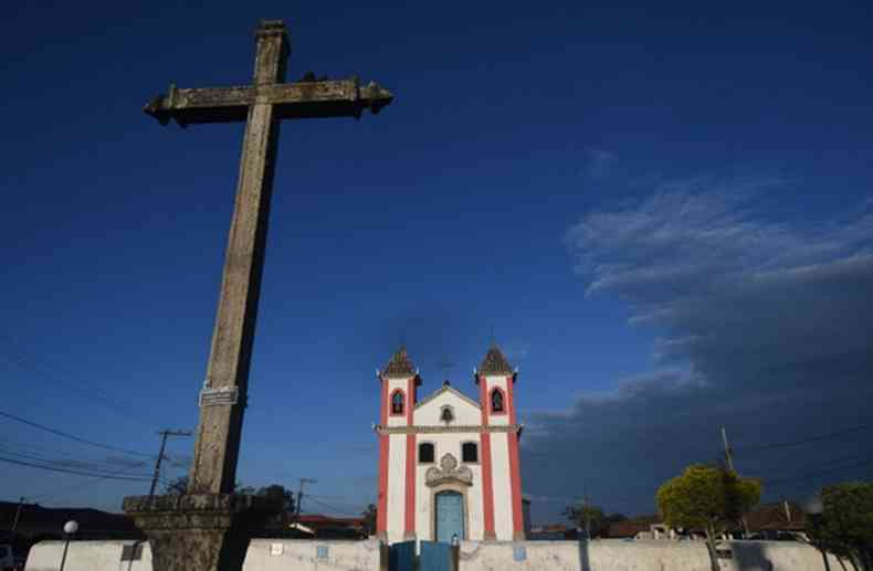 Vista da igreja de Lavras Novas com a cruz em primeiro plano